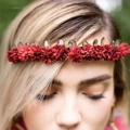 Serre-tête bohème avec fleurs rouges et accents de cristaux naturels élégants - Cristal Brun + Fleur Rouge