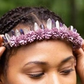 Bandeau couronne bohème en cristal avec fleurs mauves et grappes de quartz fait main - Blanc + Cristal Violet Foncé + Fleur Violette