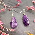 Böhmische Ohrhänger mit natürlichen lila Amethyst-Rohsteinen und silbernen Haken - Amethyst (Silberhaken)