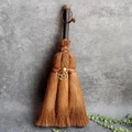 Mini colgante de escoba de bruja Wicca con cordón rojo y amuleto de estrella pentagrama - Estrella