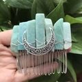 Detailansicht Haarkamm im Boho-Stil mit grünen Rohkristallen und silbernem Mondsichel-Charm - Amazonit