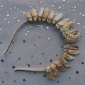 Serre-tête bohème doré avec cristaux jaunes et croissant de lune sur fond en tulle étoilé - Citrine Fil Doré Lune Dorée Serre-tête Doré