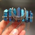 Handgefertigter Wicca Haarkamm mit galvanisierten blau-violetten Kristallen und Silbermond - Dunkelblau mit Mond