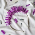 Cerchietto corona con cristalli viola fatti a mano e pietre naturali su sfondo di stoffa - Stile Cristallo Rosso Porpora