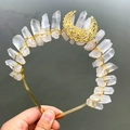 Dettaglio della corona in cristallo bianco con filo dorato e mezzaluna in stile boho - Cerchietto Dorato in Cristallo Bianco Con Grande Luna