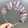 Détails d'un serre-tête artisanal avec cristaux d'améthyste et croissant de lune gravé - Couronne Améthyste Claire avec Petite Lune