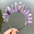 Détails de cristaux d'améthyste violets bruts et croissant de lune argenté sur couronne - Couronne Améthyste Claire avec Lune et Étoile