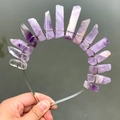 Détail d'un serre-tête artisanal avec améthystes brutes et cristaux clairs - Couronne Améthyste Claire