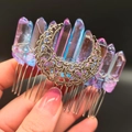Peine bohemio con piedras de cristal azul y pieza decorativa de luna plateada calada - Luna Rosa Azul