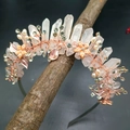 Diadema de novia bohemia en oro rosa con cristales naturales y flores metálicas - Blanco (Cristal Blanco Diamante Flor)