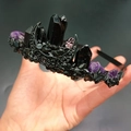 Gothic-Kronen-Stirnband mit schwarzen Kristallspitzen und lila Amethyst-Akzenten - Schwarzer Kristall Und Amethyst Mit Schwarzem Mond