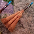 Dettaglio della scopa da strega Wicca fatta a mano con cristallo blu e gemme colorate - Cristallo Blu Galvanizzato Con Perline di Pietre Preziose Miste