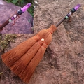 Ciondolo per auto a scopa di strega con cristallo viola e perline su sfondo di roccia - Cristallo Viola Galvanizzato Con Perline di Pietre Preziose Miste