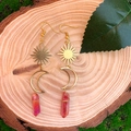Détail de boucles d'oreilles soleil et lune avec cristaux roses sur bois naturel - Cristal Rouge Irisé