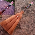 Dettaglio del ciondolo scopa da strega wicca con punta di cristallo e perline colorate - Cristallo Giallo Rosa Galvanizzato Con Perline Gemme