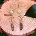 Détail des boucles d'oreilles bohèmes soleil et lune avec cristal sur bois naturel - Quartz Fumé