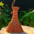 Dettaglio mini scopa della strega con ciondolo pentacolo e filo di rame su pietra - Pendaglio Albero della Vita / Bronzo