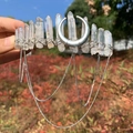 Corona artesanal con cristales blancos naturales y luna creciente plateada con cadenas - Cristal Blanco Irisado Cadena de Plata Gran Luna Creciente