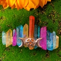 Détails des pointes de cristal colorées et de l'ornement lune et étoile sur la barrette - Barrette Multicolore Avec Triple Lune