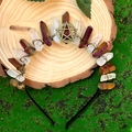 Dettaglio della corona di cristalli naturali con pentagramma su muschio e legno - Stile Pentacolo in Cristallo Bianco Viola