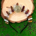 Détail de la couronne de lune en cristal avec pentagramme et symboles celtiques sur mousse - Style Arbre de Vie Cristal Blanc Violet