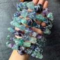 Dettaglio delle fasce in cristallo di fluorite naturale avvolte in filo d'argento a mano - Fluorite con cerchietto argenteo e filo argenteo