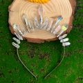 Vue détaillée de la couronne de cristal faite main avec croissant de lune sur mousse - Style Lune Simple en Cristal Aurore