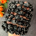 Dettaglio di pietre di tormalina nera fatte a mano avvolte con filo d'argento - Ossidiana con cerchietto argenteo e filo argenteo