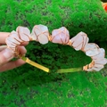 Dettaglio ravvicinato di pietre di quarzo rosa grezzo avvolte a mano su corona nuziale oro - Quarzo Rosa Filo Oro Rosa Cerchietto Oro