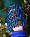 Vue détaillée de la couronne en cristal bleu faite main avec lunes argentées et fils tressés - Bleu Foncé + Serre-tête Noir + Fil & Lune de Bronze
