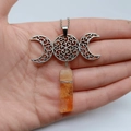 Handgefertigte Dreifachmond-Göttinnen-Halskette mit antikem Silber und orangefarbenem Stein - Dreifachmond mit Citrin