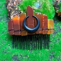 Peigne à cheveux bohème avec cristaux d'ambre et lune noire sur fond de mousse verte - Agate Rouge Fil Noir Lune Noire