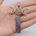 Detail einer handgefertigten Dreifachmond-Halskette mit lila Kristall und Silberdraht - Dreifachmond mit Aura-Amethyst