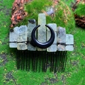 Dettaglio di pietre di cristallo verde naturale e ciondolo luna nera su pettine per capelli - Prehnite Filo Nero Luna