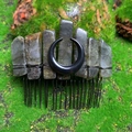 Dettaglio di pettine per capelli fatto a mano con pietre di labradorite e luna crescente - Labradorite Filo Nero Luna Nera