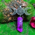 Detalle del collar de la diosa triple luna con cristal púrpura en corteza de musgo - Natural / Collar Triple Luna Cristal Púrpura