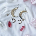 Zilveren triple moon oorbellen met rode kristallen pilaren en kleine sterhangers - Rood Kristal