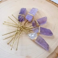 Épingle à cheveux en U avec améthyste et quartz clair, fil doré sur fond de bois - Améthyste Fil Or Pic à Cheveux Or