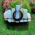 Dettaglio dei cristalli azzurri grezzi e della luna crescente nera sul pettine per capelli - Amazonite Filo Nero Luna Nera (Tipo B)