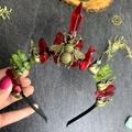 Corona gotica da strega con cristalli rossi verdi e decoro teschio di corvo - Stile Ape / Rosso Scuro E Verde