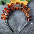 Detail van oranje kristallen maankroon met zilveren draadomwikkeling en symbool - Rode Agaat Zilverdraad Zilveren Hoofdband + Drievoudige Maan