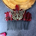 Detailansicht Haarkamm mit dunkelroten Quarzkristallen und Bronze-Schmetterling - Dunkelroter Kristall Mit Antikem Bronze Schmetterling
