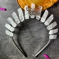 Gros plan de la couronne en cristal faite main avec pendentif papillon argenté - Serre-tête En Fil D'argent Et Cristal Blanc + Papillon