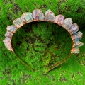 Corona in cristallo di ametista fatta a mano con filo dorato su sfondo di muschio verde - Fluorite con cerchietto oro rosa e filo oro rosa