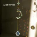 Detail van aventurijn maan zonnevanger met kristallen bol en kleurrijke regenboogreflecties - Aventurijn jade