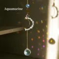 Detail van de aquamarijn maanframe en kristallen bol die regenbooglicht opvangt - Aquamarijn