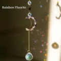Gouden maan zonnevanger met natuurlijke fluorietstenen en een facetgeslepen kristallen bol - Regenboog Fluoriet