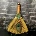 Détail d'un balai d'autel fait main avec arbre de vie, citrine et plume de paon - Arbre de Vie Citrine avec Cristal Supérieur