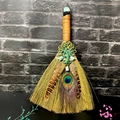Détail du balai de sorcière avec ornement Arbre de Vie en bronze et plumes de paon - Arbre de Vie Amazonite avec Cristal Supérieur