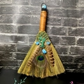 Détail du balai d'autel fait main avec améthyste, plumes de paon et arbre de vie - Balai Arbre de Vie en Labradorite Bleue Avec Cristal